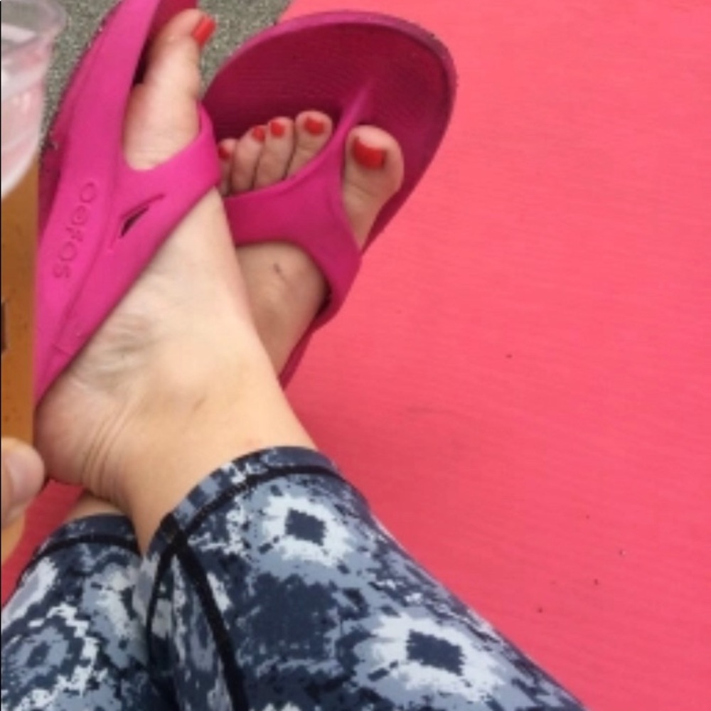 Oofos Fushia Thong Flip flops size 9